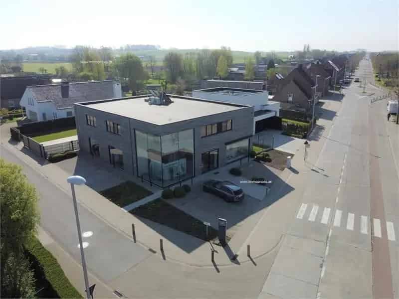 Handelspand Koekelare: 370m² Zakelijk + 290m² Woonst