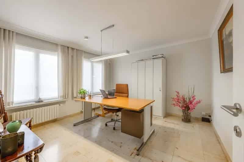 Perfecte Onderhouden Villa met Zonnige Tuin Garage 5 Slaapkamers