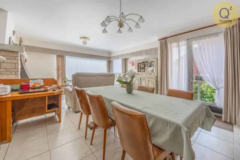 Op te frissen woning met 3 slpks nabij het dorp van Zoersel