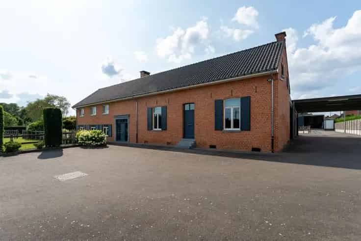 Landhuis met Stallen en Piste te Koop