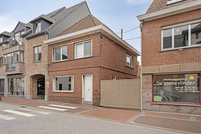 Huis te koop Nevele: Ruime gezinswoning met magazijn en bijgebouwen