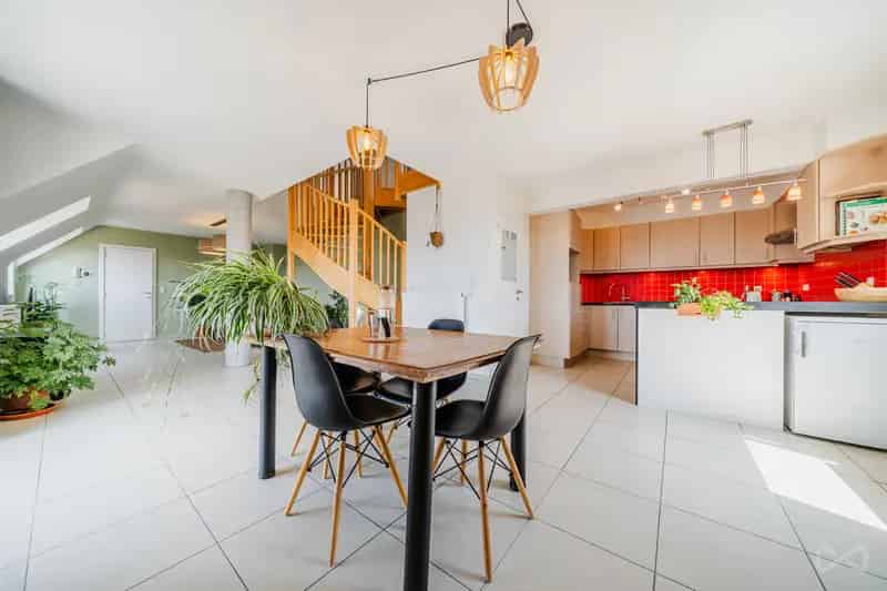 Duplex Appartement te Huur Nabij Winkels