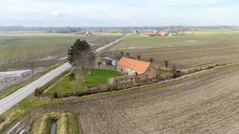 Hoeve met bijgebouwen te koop