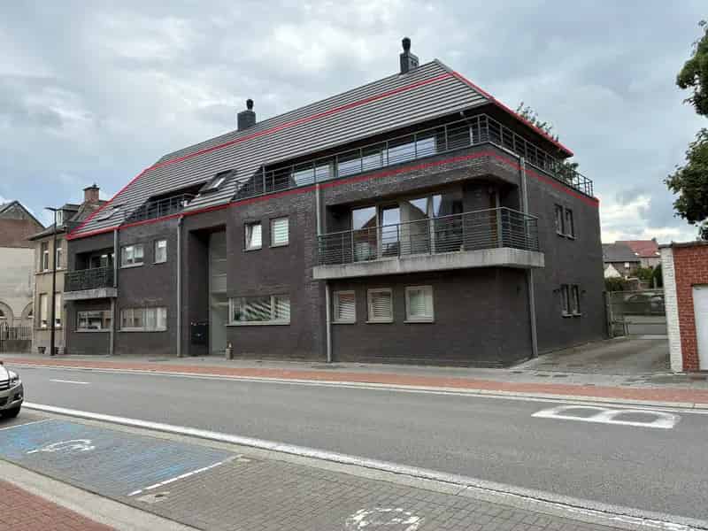 Ruim appartement met 3 terrassen te koop