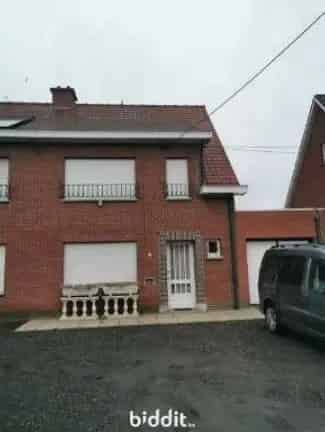 Halfopen Woning Met Garage Te Renovatie