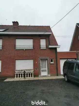 Halfopen Woning Met Garage Te Renovatie