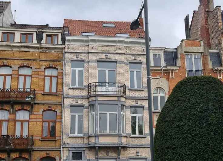 Appartement te Koop met tuin in Brussel volledig gerenoveerd