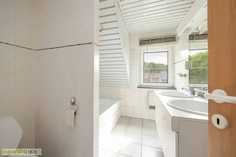 Huis te huur 3 slaapkamers praktijkruimte diepe tuin