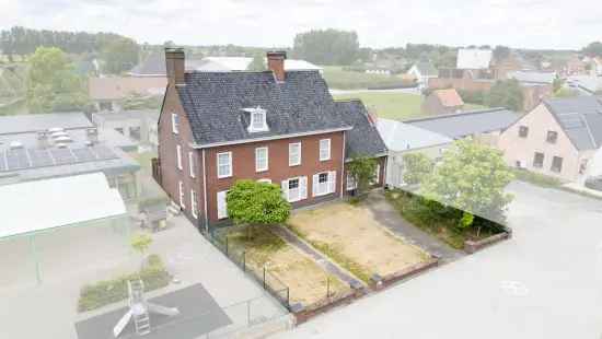 Prachtige herenwoning met 5 slpks op 680m² in Markegem!