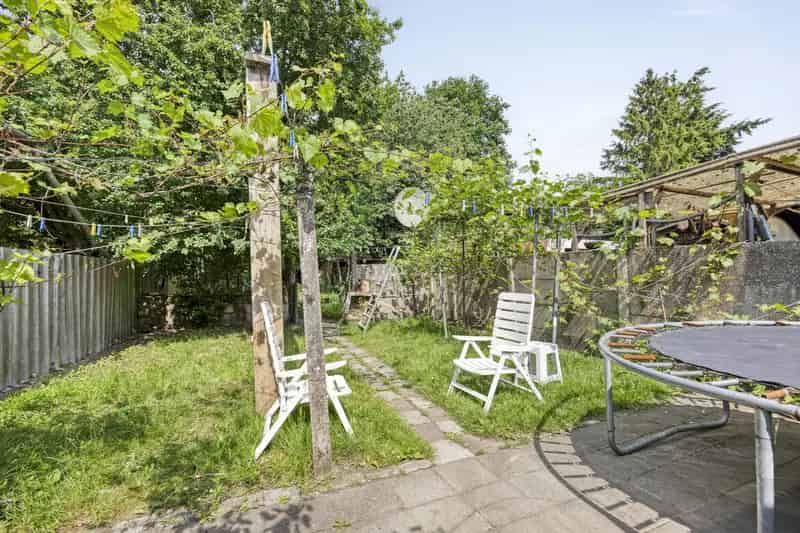 Ruime woning met tuin en handelsruimte te Lokeren