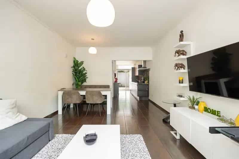 Gelijkvloers appartement te koop met tuin