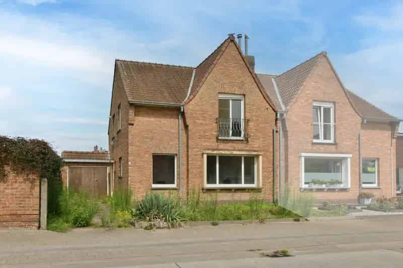 Te renoveren woning met potentieel in hartje St-Kruis!