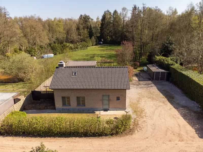 Welkom bij deze instapklare vakantiewoning in het groene en rustige Lille, ideaal gelegen voor wie op zoek is naar ontspanning, comfort en ruimte.
 Deze woning bevindt zich in verblijfsrecreatiezone, wat het bijzonder maakt voor wie zoekt naar een leuke w
