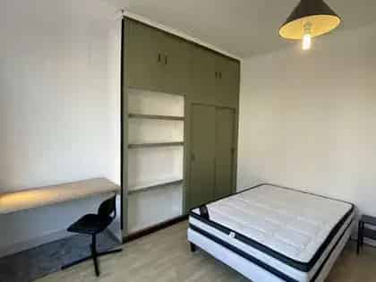 Gemeubileerd 4-Slaapkamers Appartement te Huur Rue Renkin