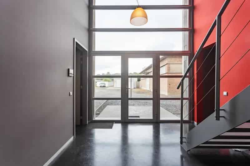 Gebouw met kantoren woonst en loods 3670m2