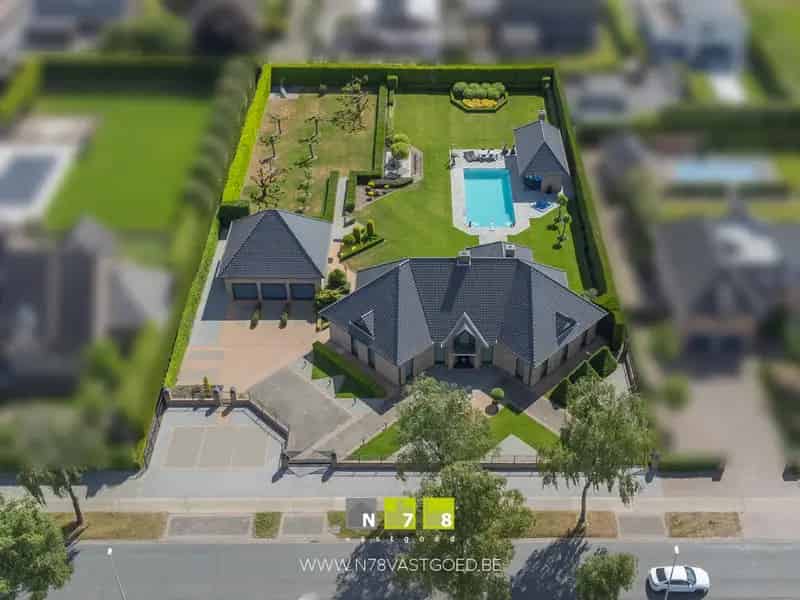 Huis te huur Bree: Instapklare villa met zwembad en 4 slaapkamers