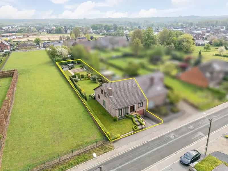 Halfvrijstaande woning 4 slaapkamers mooie tuin nabij dorpskern