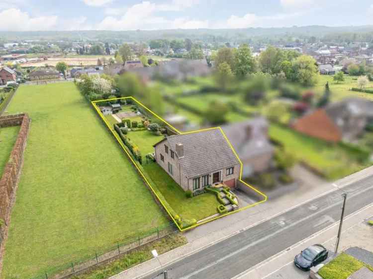Halfvrijstaande woning 4 slaapkamers mooie tuin nabij dorpskern