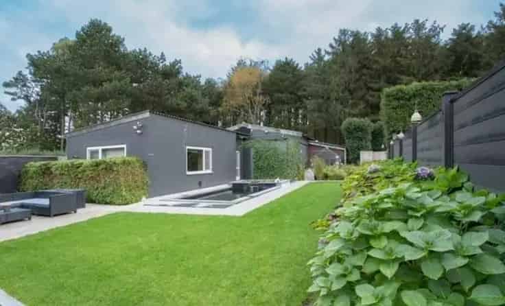 Huis Te Koop: Moderne woning met werkatelier en garage
