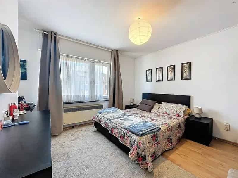 Halfopen bebouwing met 4 slaapkamers en garage op perceel van 237m²