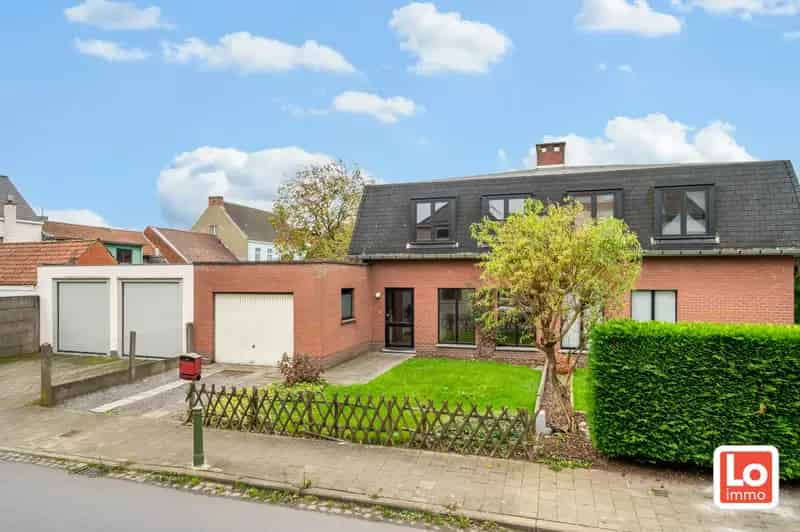 Huis te Koop Oostakker: Degelijke Halfopen Woning
