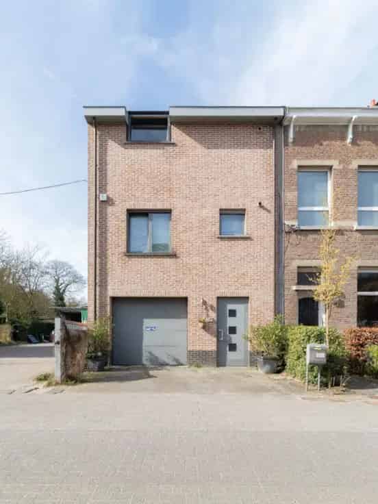Huis Te Koop Boechout: Instapklare Woning met 2 Garages en Lift