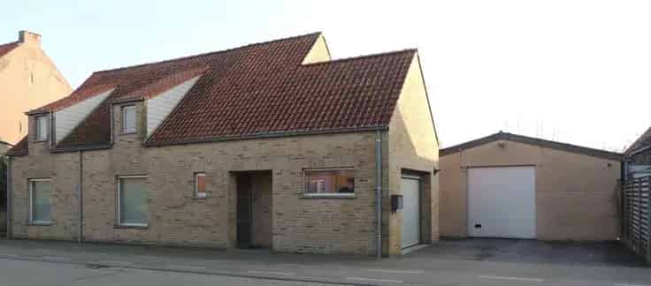 Huis Te Koop: Instapklare woning met garage en loods