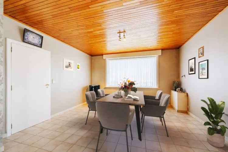 Te koop half open bebouwing in Oostrozebeke op 692 m²