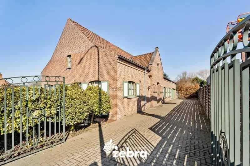 Charmante te renoveren villa met saunahuis in Izegem!
