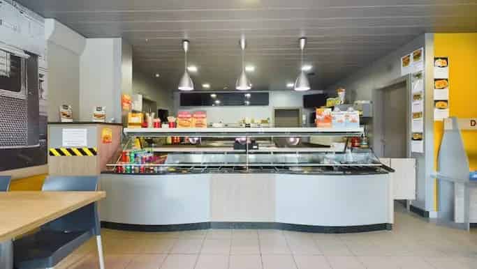 Handelspand met Woonst te Koop Maaseik