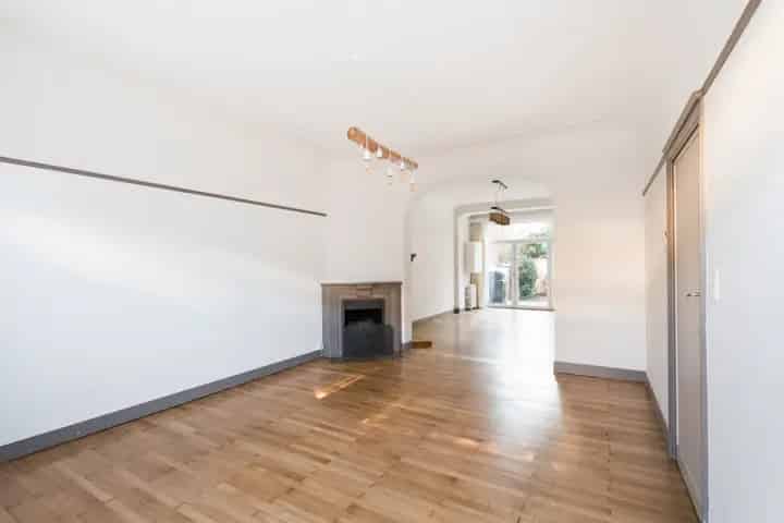 Te Schaerbeek: Ruime gezinswoning 4 slaapkamers 2 badkamers 250m²