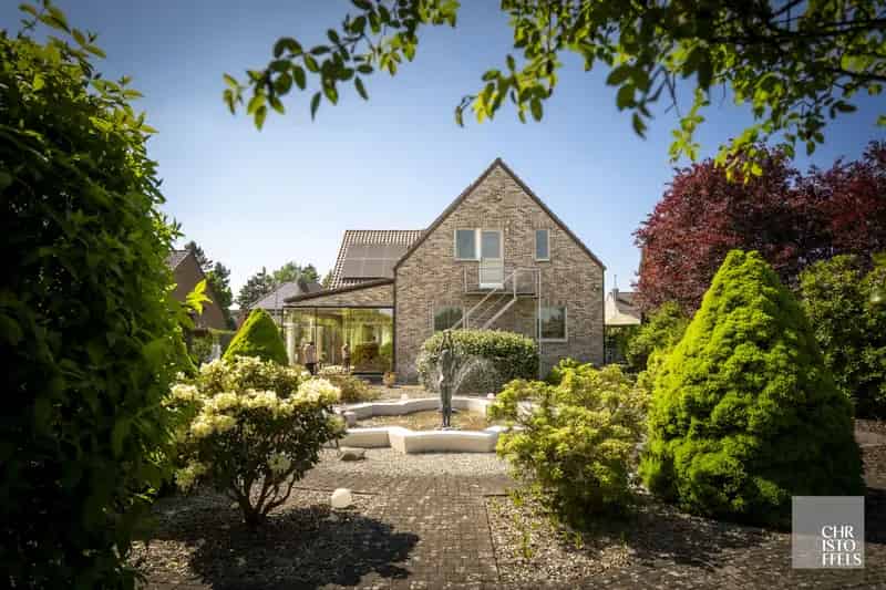 Huis te koop: Ruime woning met twee studio's en grote tuin