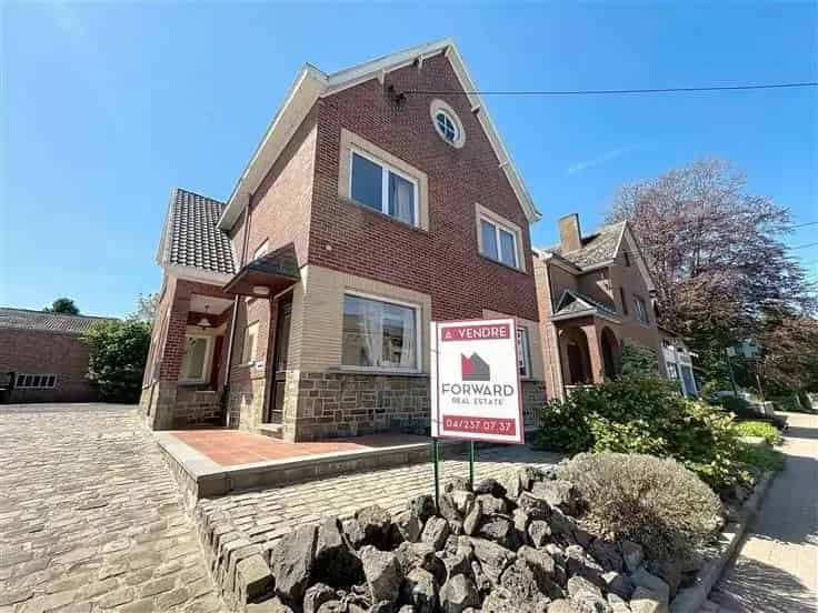 Ruim Huis Te Koop in Warsage met 4 Voorgevels