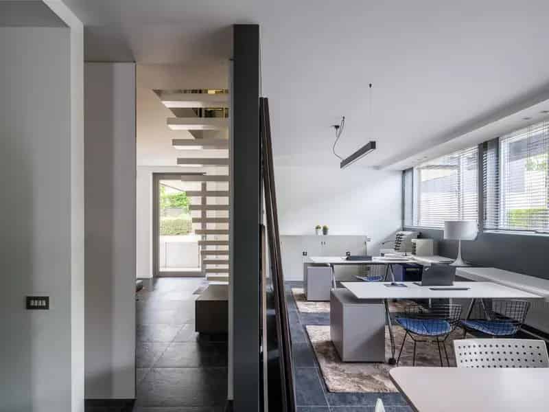 Architecturale villa met zwemvijver te koop