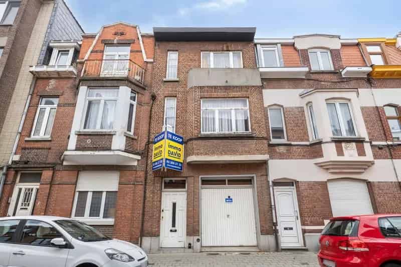 Te moderniseren 2-gevelwoning