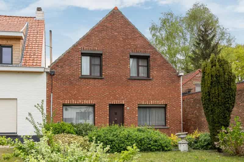 Huis te koop te renoveren met 3 slaapkamers en tuin