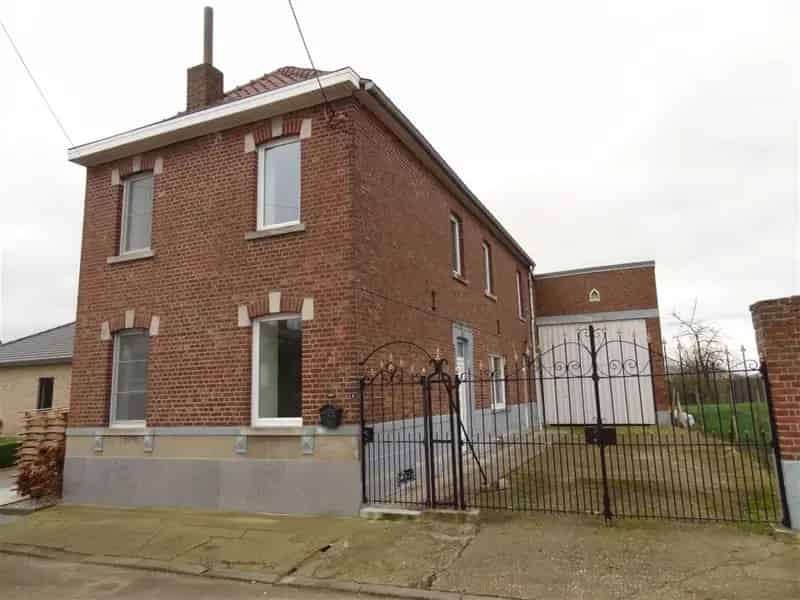 Gerenoveerde woning te koop in Lauw met 2 slaapkamers, garage en tuin