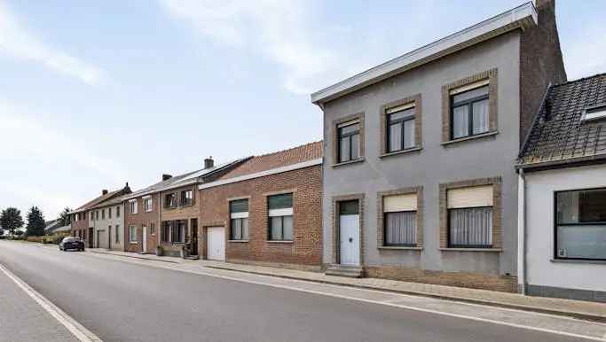 Huis te koop in Roesbrugge-Haringe met bijgebouw en zonnige tuin