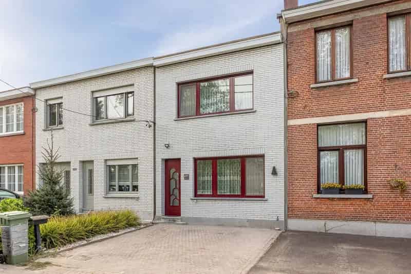 Huis te Koop Merksem: Compact Comfort met Tuin