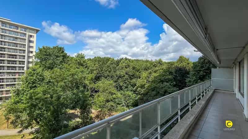 Ruim 2 Slaapkamer Appartement met Terras te Koop