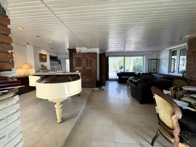 Huis te koop in Mazenzele: Te renoveren woning met zwembad