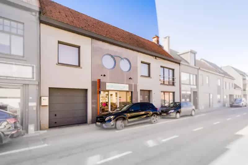 Ruime woning te koop in Oosteeklo