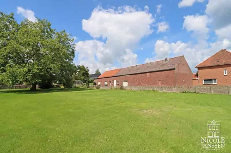 Te renoveren langgevelhoeve met garage en royale tuin