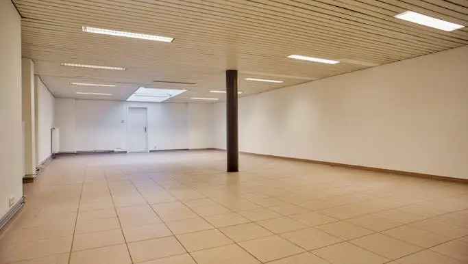 Kantoor te koop in Roeselare met kitchenette en centrale ligging