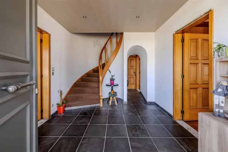 Deels gerenoveerde 5 slaapkamer woning 1118m2