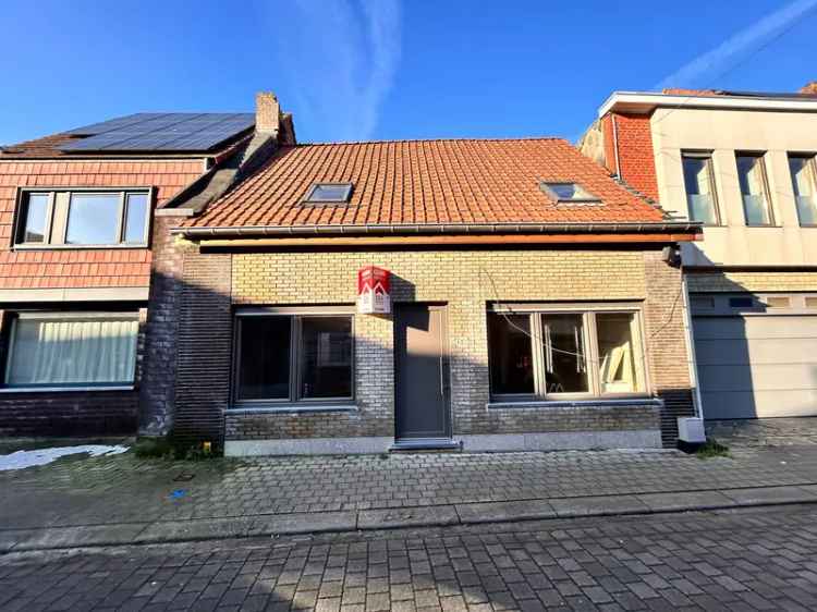 Huis te koop in Moorsele met uitweg en dubbele garage