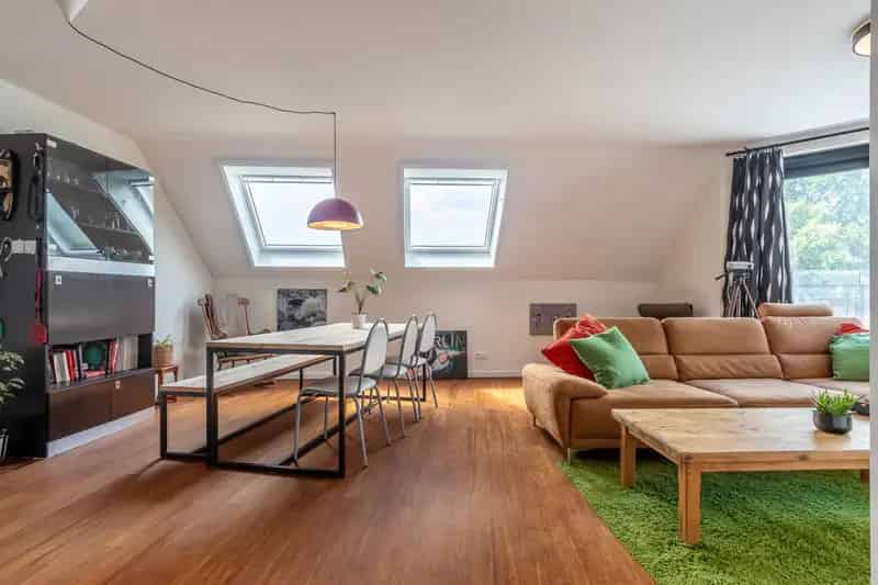 Appartement te koop: Ruim 2 slaapkamer appartement met terras en autostaanplaats