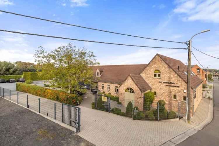 Huis te koop Roosdaal: Handelseigendom met 4 slaapkamers en veel potentieel
