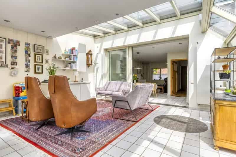 Huis te koop Hove: 5 slaapkamers, zwembad, zonnige tuin