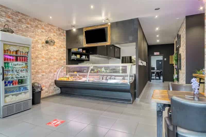 Handelspand met Appartement te Koop Ronse